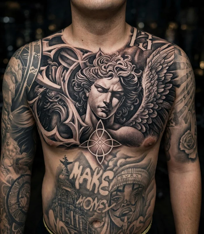 Composición de ángel y alas sobre el pecho