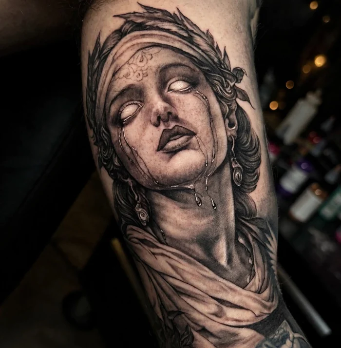 Rostro femenino de inspiración clásica