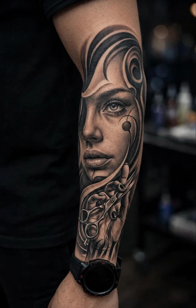 Retrato femenino con tijeras en el antebrazo